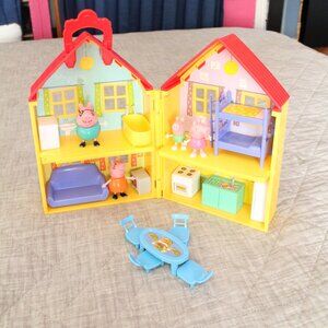 Peppa Pig's Deluxe Fold-n-Carry House, Figures And Furniture